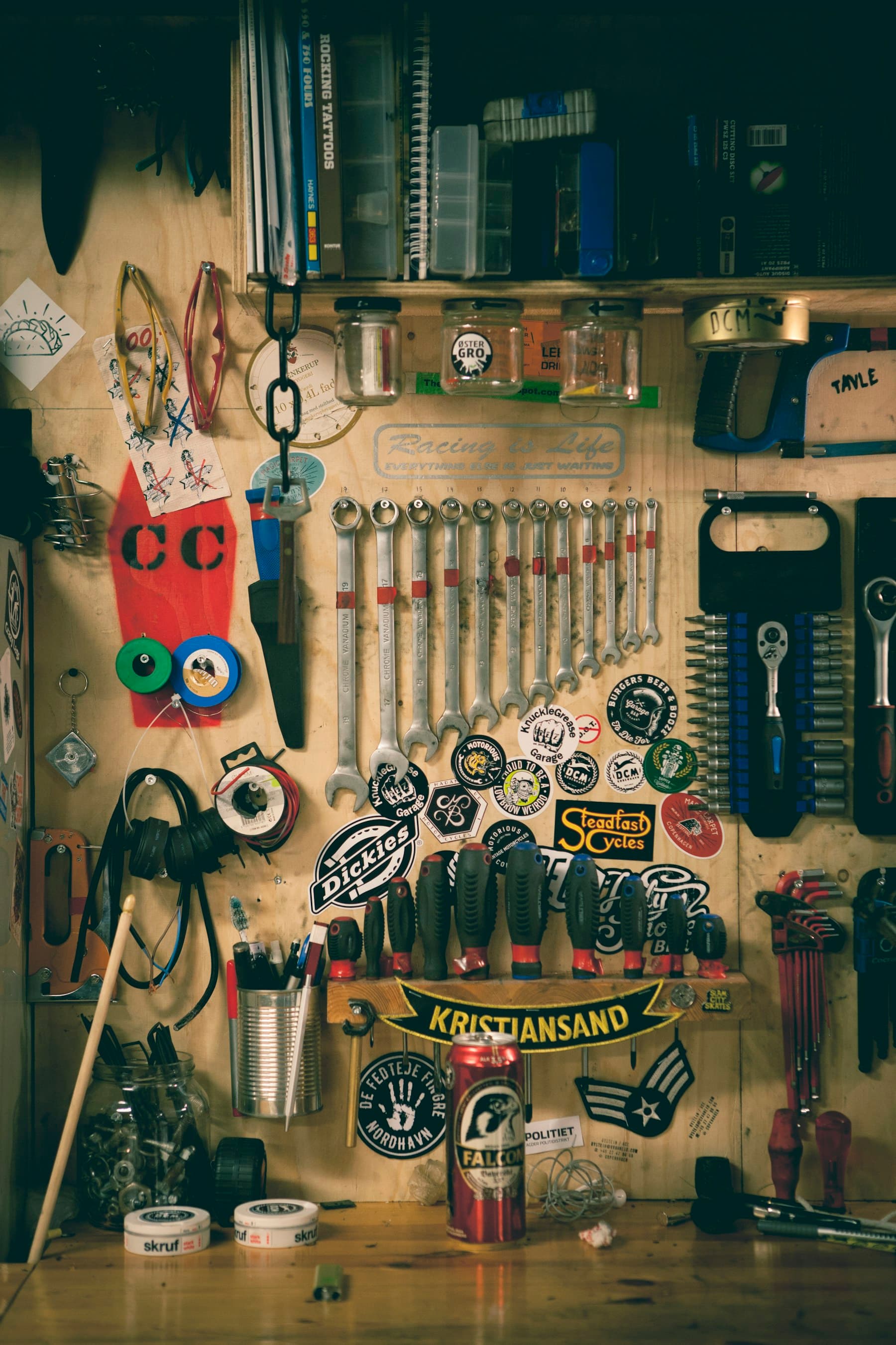 Gereedschap aan de wand van een werkplaats
