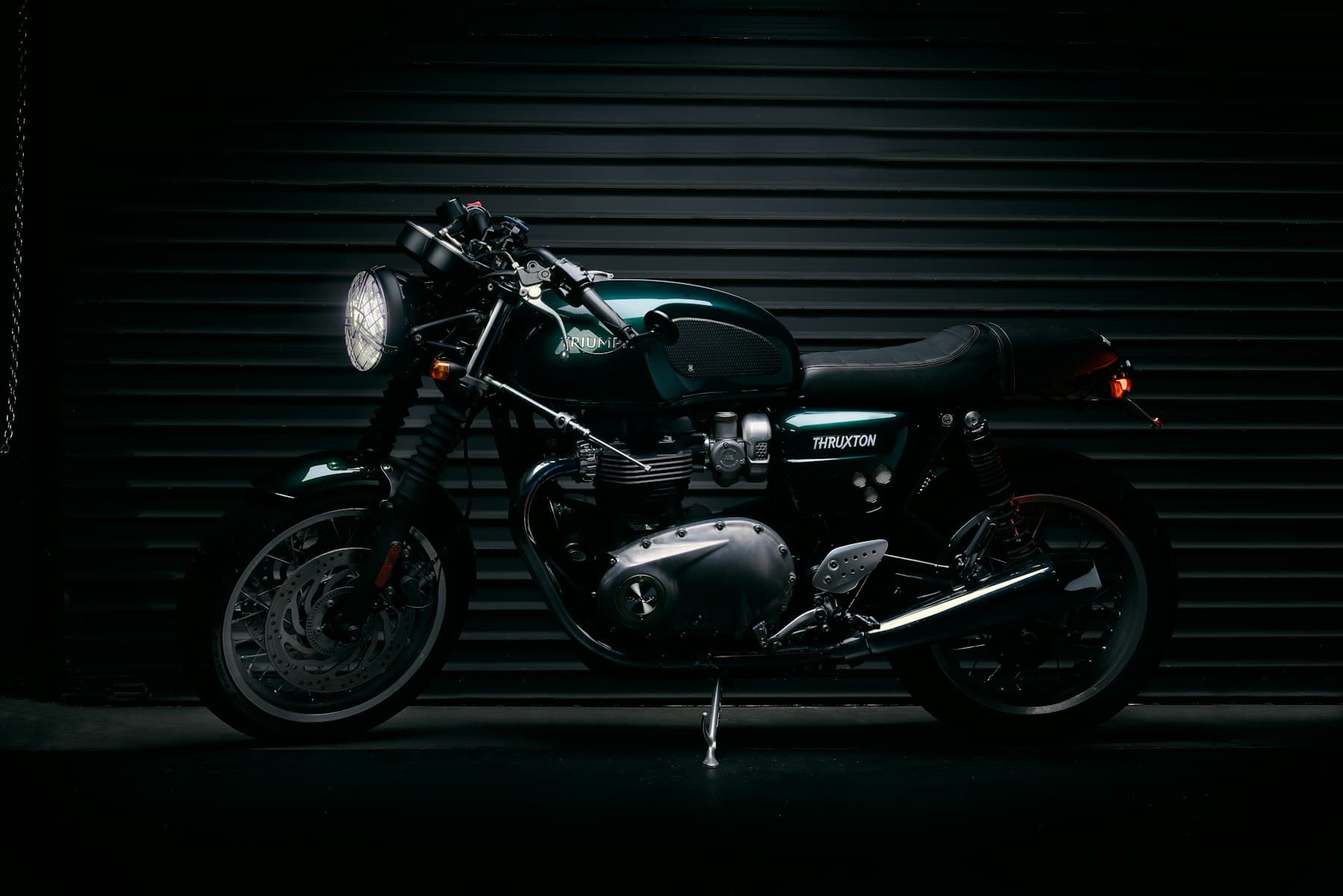 Motor in een donkere garage